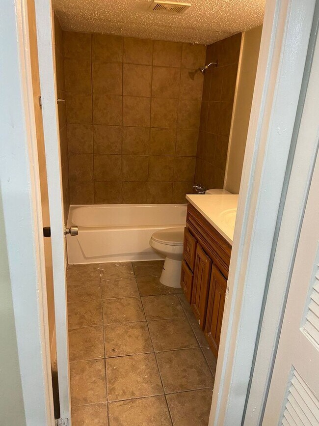 Building Photo - Cozy 2/1 Apartment, Move in Ready, Move in Special!