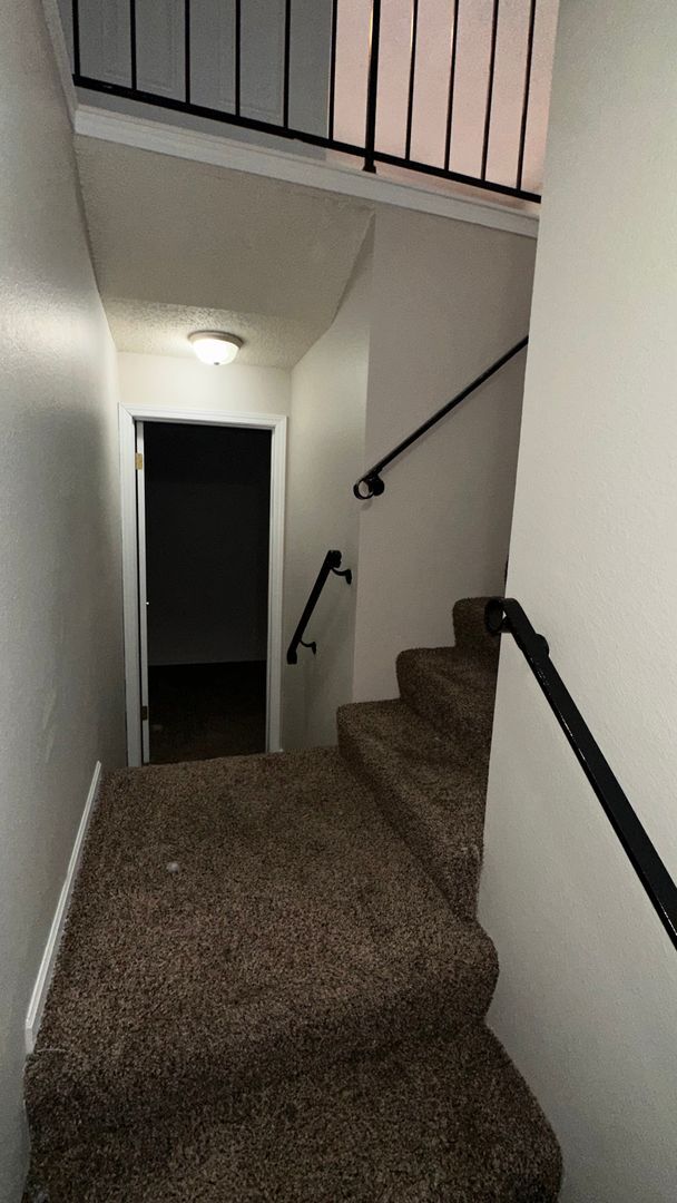 Building Photo - $1195 - 3 bed 2 bath - Apartment located i...