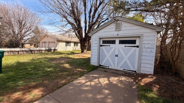 Building Photo - Spacious 3-bedroom, one-bathroom home.