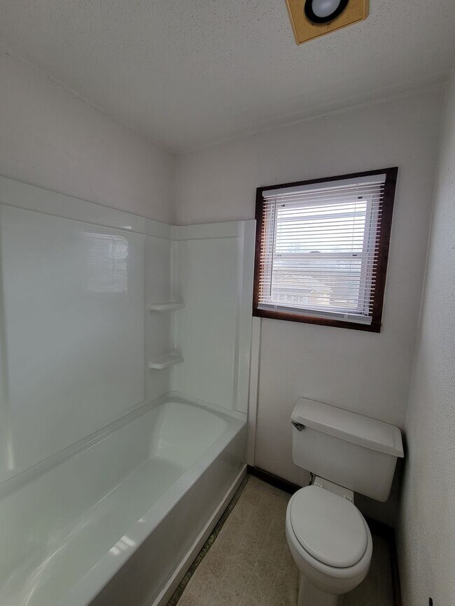 Building Photo - 321 W 5th St