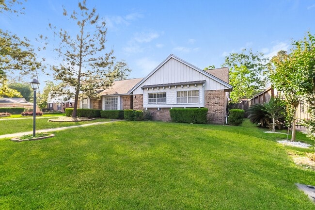 Building Photo - 222 Magic Oaks Dr