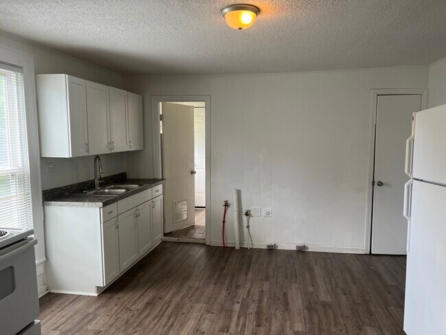 Building Photo - 2 bedroom 1 bath house