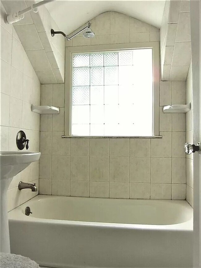 Building Photo - 906 Sylvan Ave