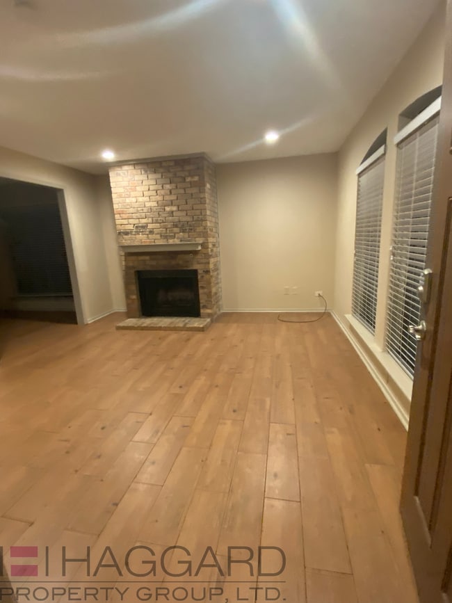 Building Photo - Move in Ready Duplex in Frisco!