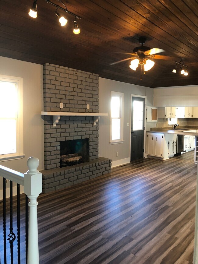 Building Photo - Beautiful  4 bedroom Remodeled Home in Ravenwood  Springfield MO