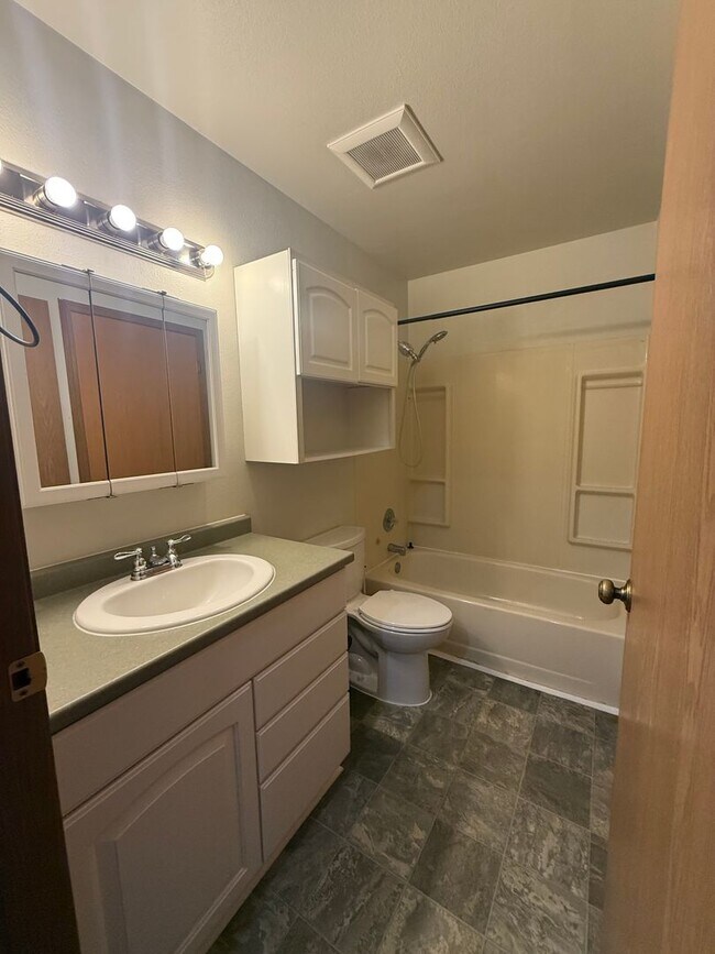 Building Photo - 2805 Cowles St