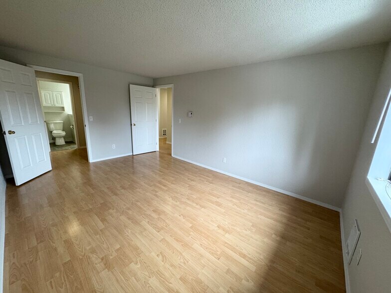 Building Photo - 15705 NE 18th St