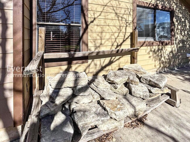 Building Photo - 915 Pyegrave Pl