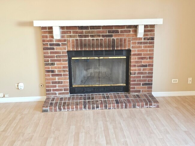 Building Photo - 2315 Meadows Ln