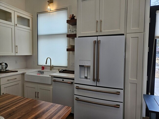 Building Photo - 5913 Lake Edge Rd