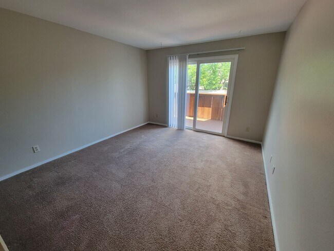 Building Photo - 2 Bedroom, 1 Bathroom Condo located in Max...