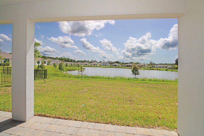 Building Photo - 5929 SE Sky Blue Cir