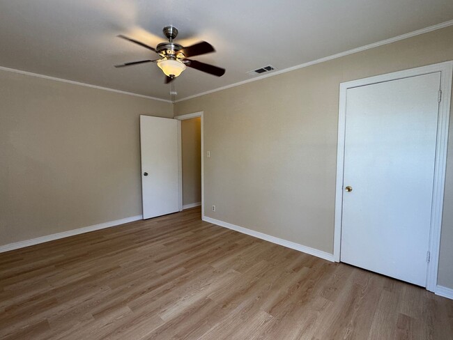 Building Photo - 1220 W Benjamin Holt Dr