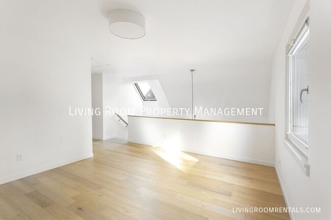 Building Photo - 4863 NE Going St