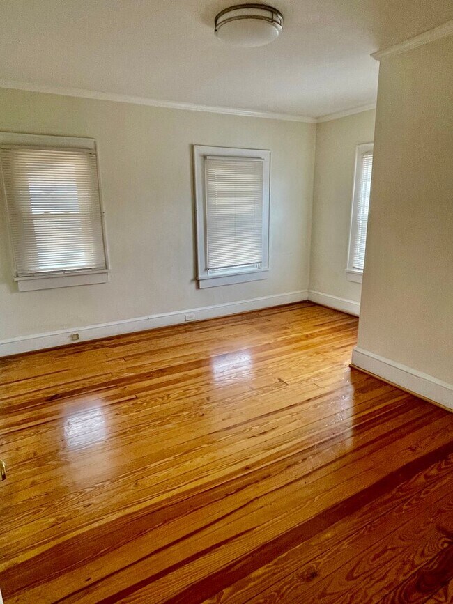 Building Photo - Welcome to this charming 4-bedroom, 2-bathroom home located in the vibrant city of Charlotte, NC