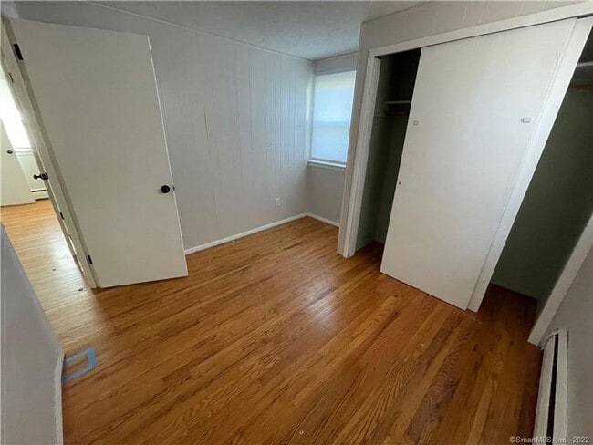 Building Photo - Quaint Single Family in Mystic!