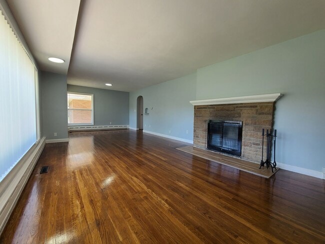 Building Photo - Spacious 4-Bed, 2-Bath Updated Home in Ben...