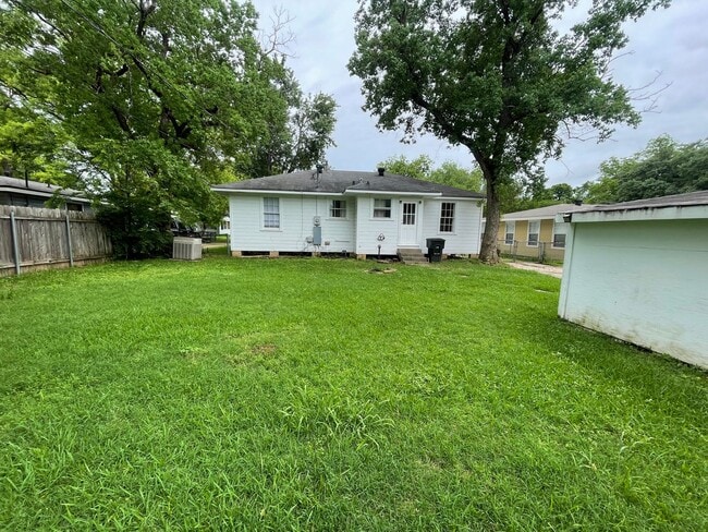 Building Photo - Cozy Home Located In Broadmoor