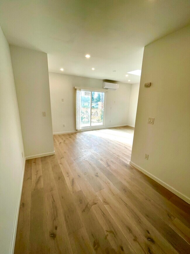 Building Photo - 5700 Vanalden Ave