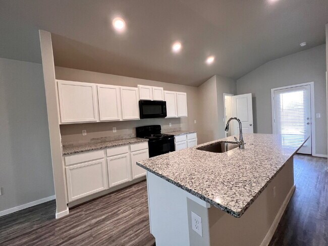 Building Photo - "Charming 3-Bedroom Home with 2 Full Baths in Lubbock – Spacious 1655 Sq Ft Retreat on North Texa...
