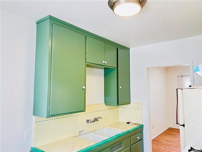 Kitchen - 122 Elm Ave