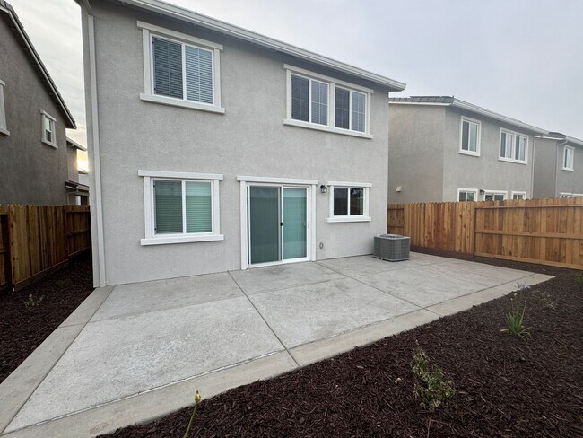 Building Photo - BRAND NEW 4 BEDROOM, 2.5 BATHS, 2 CAR GARA...
