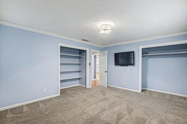 Building Photo - 4 bedroom house in Hesse school district