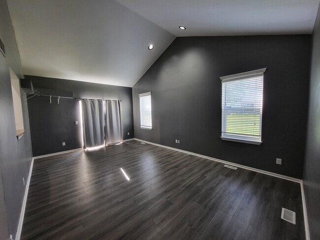Building Photo - 7851 Thornhill Dr