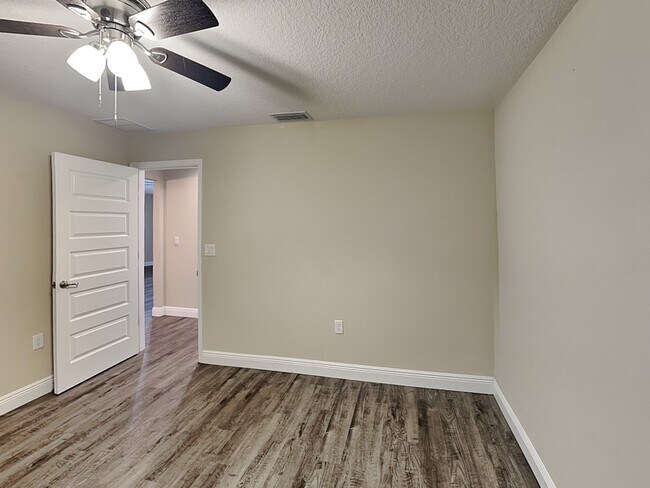 Building Photo - 904 W Rum Pl