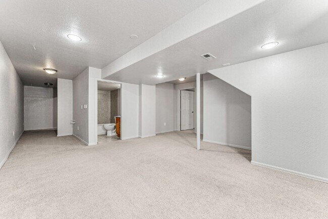 Building Photo - 4-Bed Arvada Home w/ Bedroom & Full Bathro...
