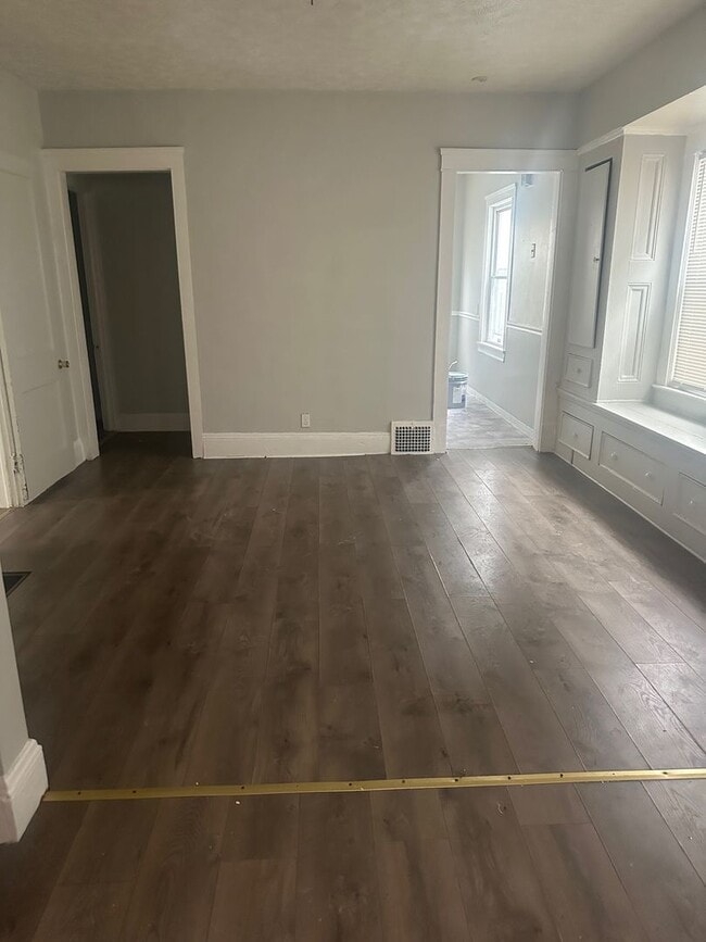 Building Photo - Nice Cozy downstairs unit