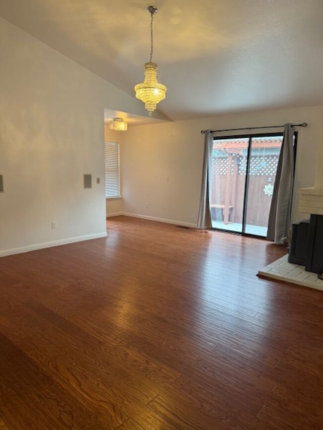 Building Photo - 2 Bedroom 2 Bath House in Cotati ~ Attached 2 Car Garage