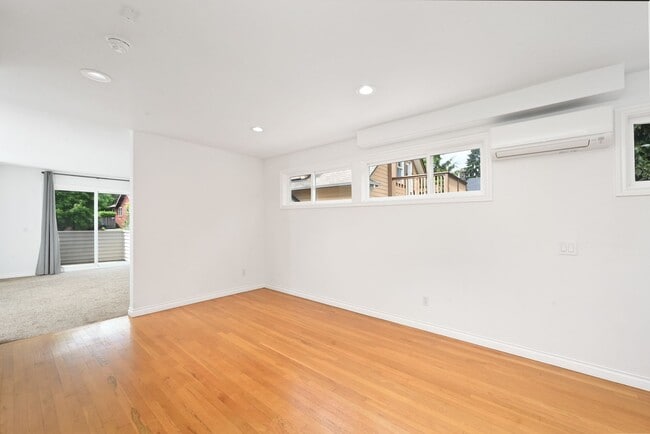 Building Photo - 3-Story Greenlake Home - Private Yard and ...