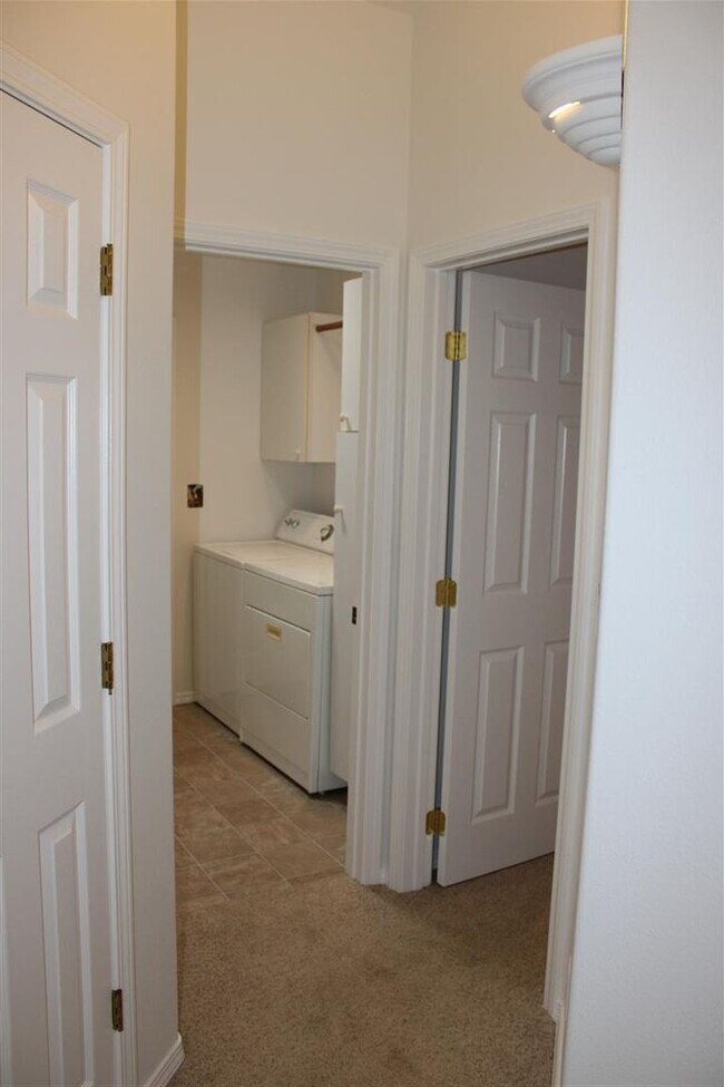 Building Photo - 3 Bedroom, 2 Bathroom house!