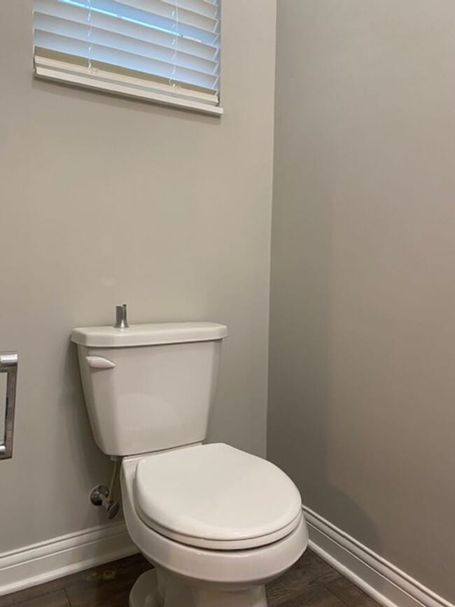 Building Photo - 2 Bed 2.5 Bath Townhome Available in Sprin...