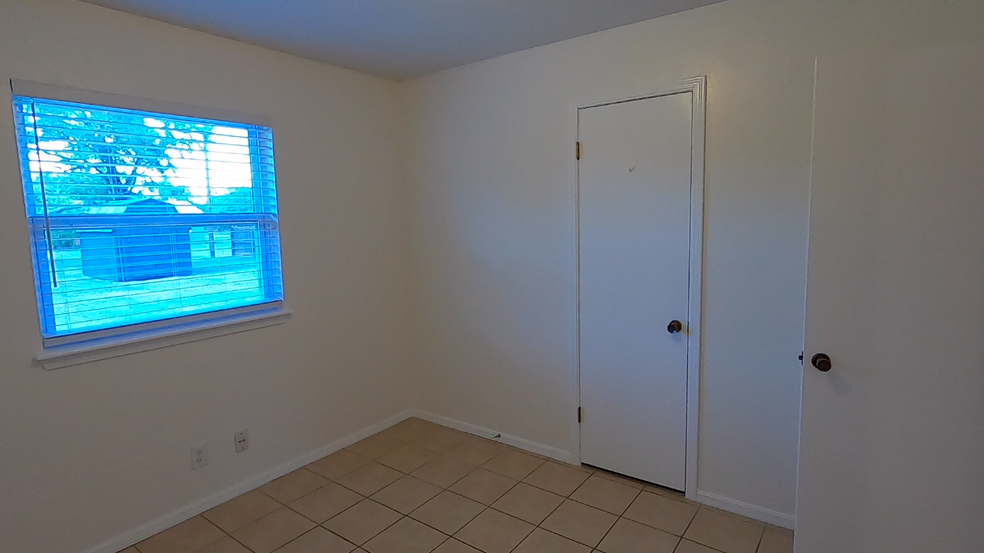 NW bedroom closet - 415 W Guthrie St