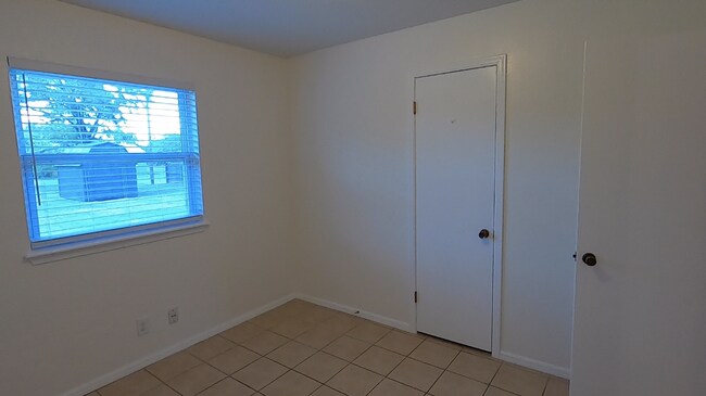 NW bedroom closet - 415 W Guthrie St