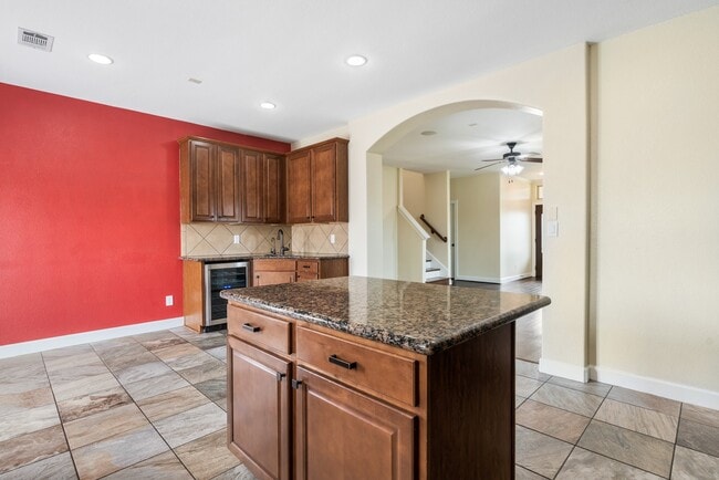 Building Photo - 328 Country Crossing Cir