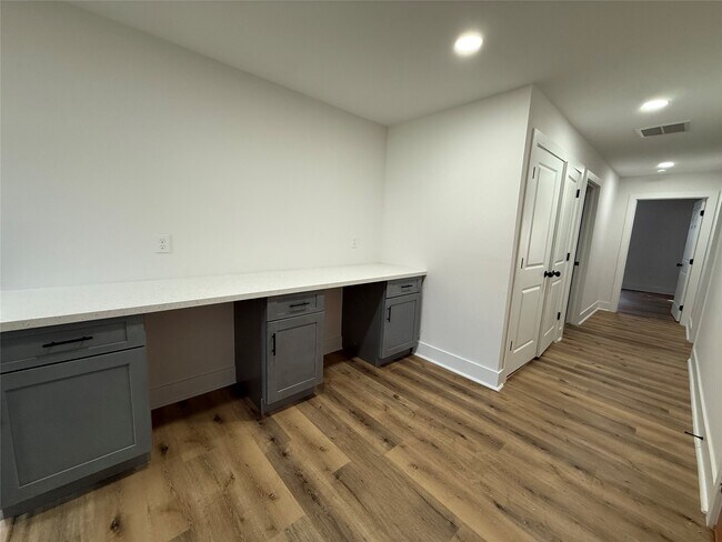 Building Photo - 611 N Eastwood St