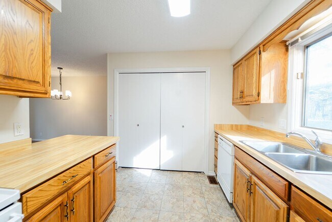 Building Photo - 2 bed, 2 bath newly renovated