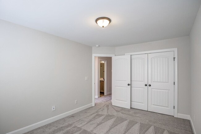 Building Photo - Updated Townhome with 1 Car Garage - close to Southpoint!