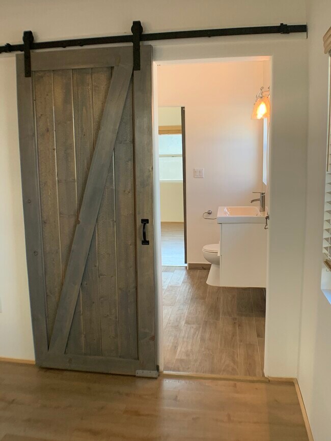 Bedroom 2 to Bathroom - 1312 S Victoria Ave