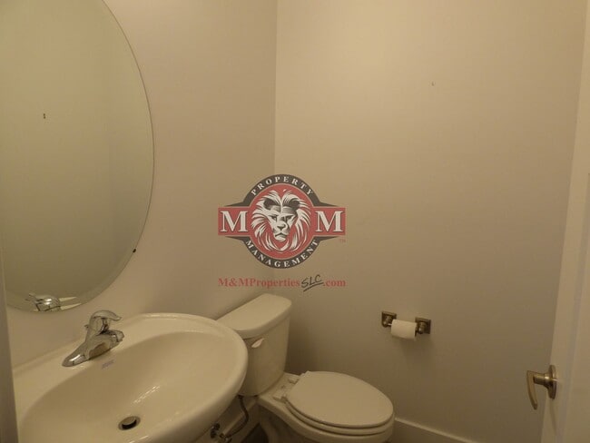 Building Photo - Great 3 Bd 2.5 Ba Townhome Rooftop Views