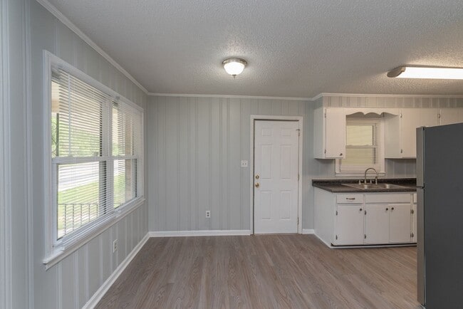 Building Photo - 3 bed/1.5 bath single-family home, with en...