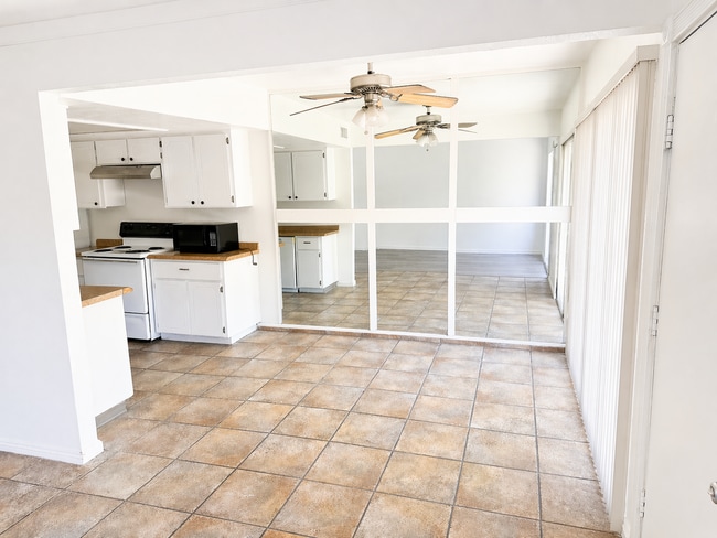 Building Photo - Green and Lush community, centrally located