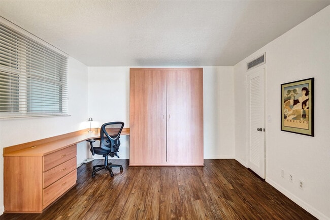 Building Photo - 1051 Hillsboro Mile