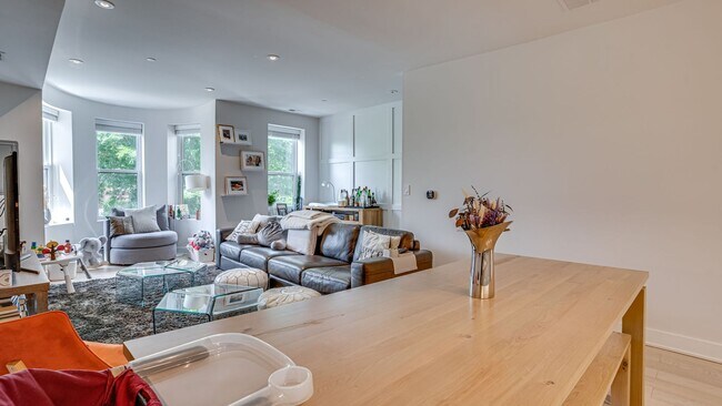 Building Photo - Luxurious Living in NW DC!