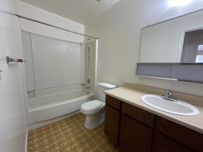 Building Photo - 93 S Valley Dr