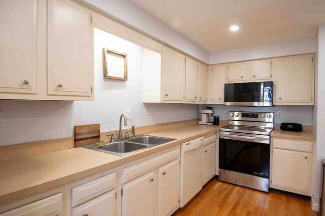 Building Photo - 2 Bedroom Condo Available August 15th