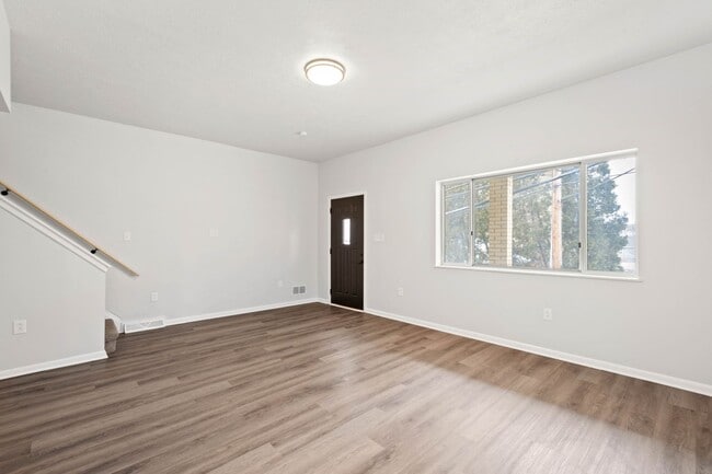 Building Photo - Stunning 4 bedroom in McKees Rocks availab...
